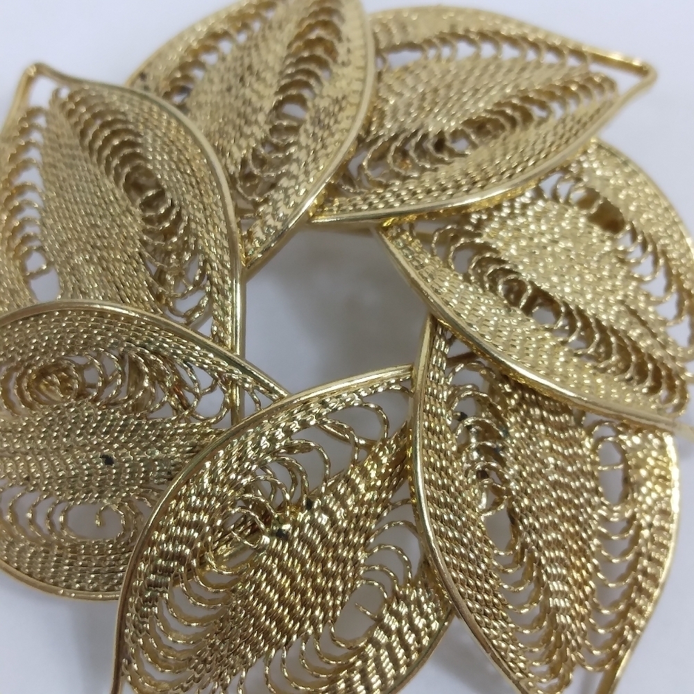 Vintage Filigree Brooch Gold Tone Leaves Circle Brushed Mid Century Flower - Picture 4 of 6